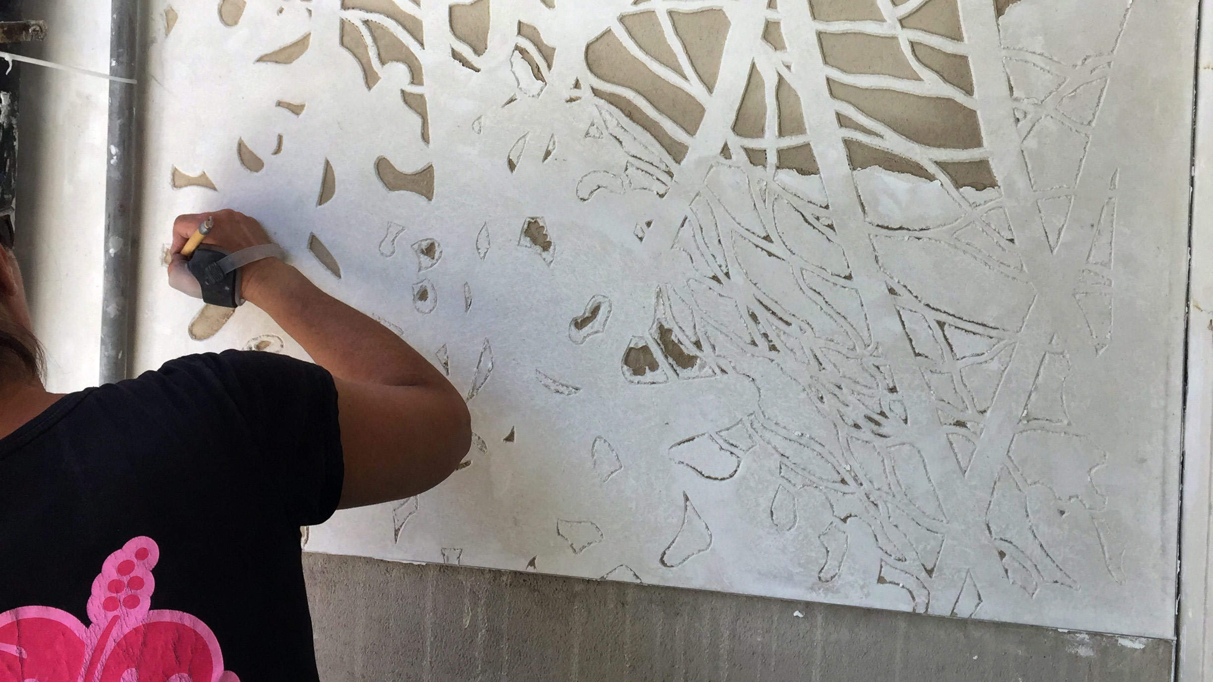 Sgraffito Stucco - Art Collaboration Sgraffito , Cutting the plaster